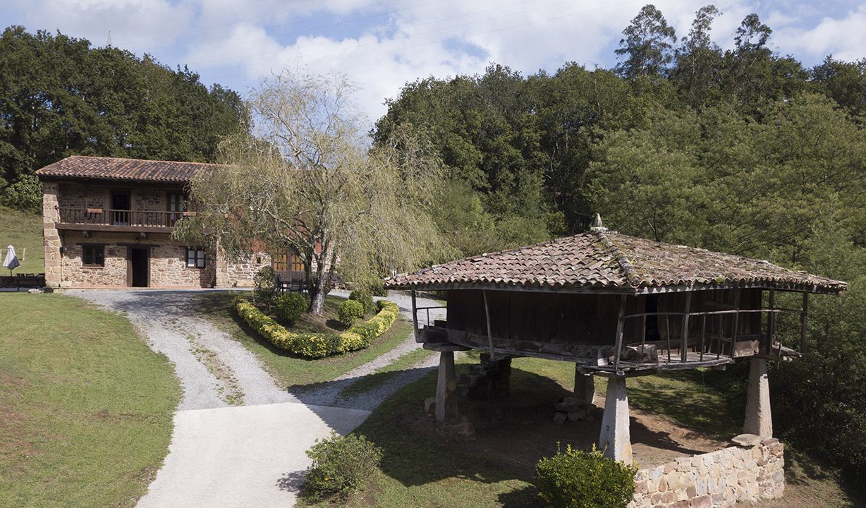 019 casa tradicional venta Villaverde house for sale mountain views near Villaviciosa asturias northern spain