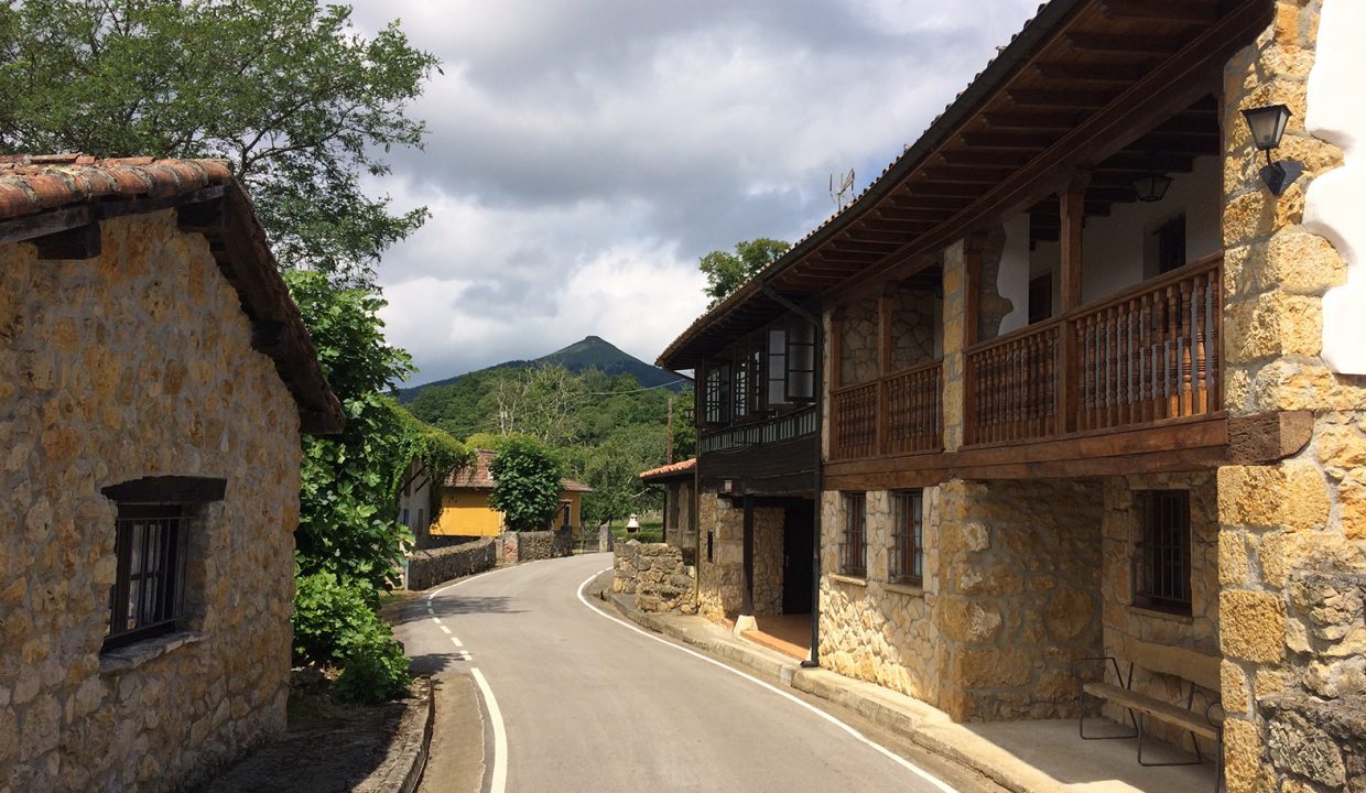 3243 El Mortorio Asturias pueblo entero vistas montanas whole village mountain view calle