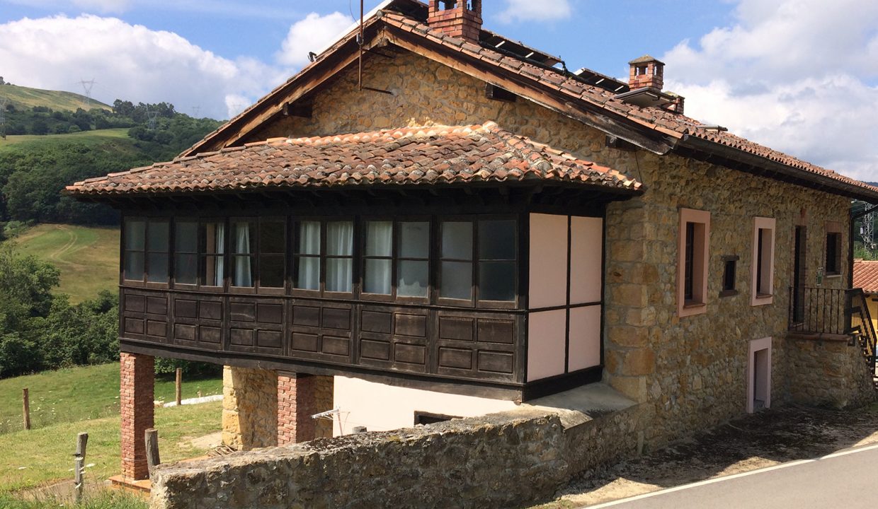 3254 El Mortorio Asturias pueblo entero vistas montanas whole village mountain view casa rosa