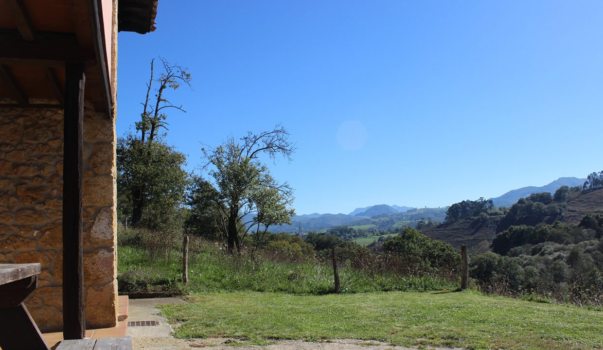 7504 El Mortorio Asturias pueblo entero vistas montanas whole village mountain view terraza