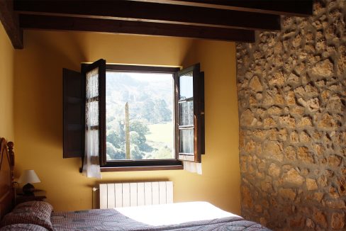 7514 El Mortorio Asturias pueblo entero vistas montanas whole village mountain view dormitorio bedroom