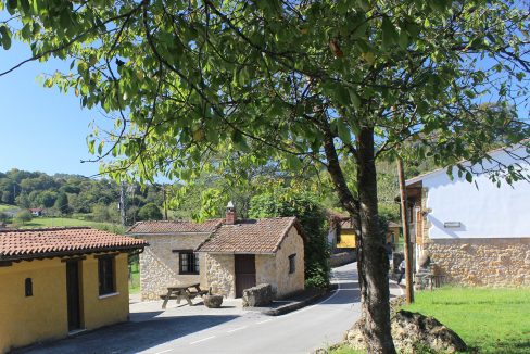 7585 El Mortorio Asturias pueblo entero vistas montanas whole village mountain view calle