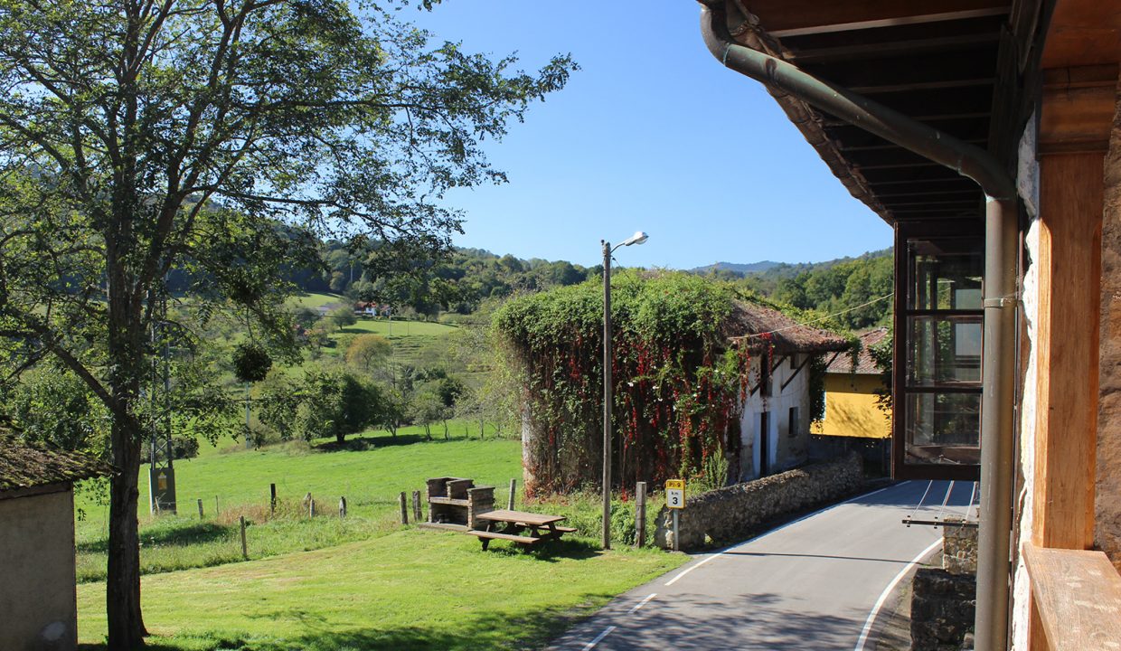 7605 El Mortorio Asturias pueblo entero vistas montanas whole village mountain view balcon calle