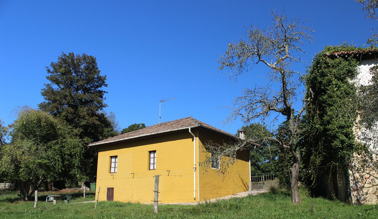 7680 El Mortorio Asturias pueblo entero vistas montanas whole village mountain view casa amarilla