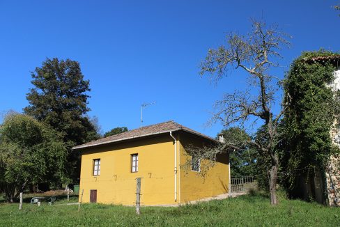 7680 El Mortorio Asturias pueblo entero vistas montanas whole village mountain view casa amarilla