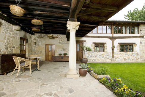 Porche 1 casa hotel posada real prado mayor piedra stone hotel business negocio Burgos Santander (1280x768)