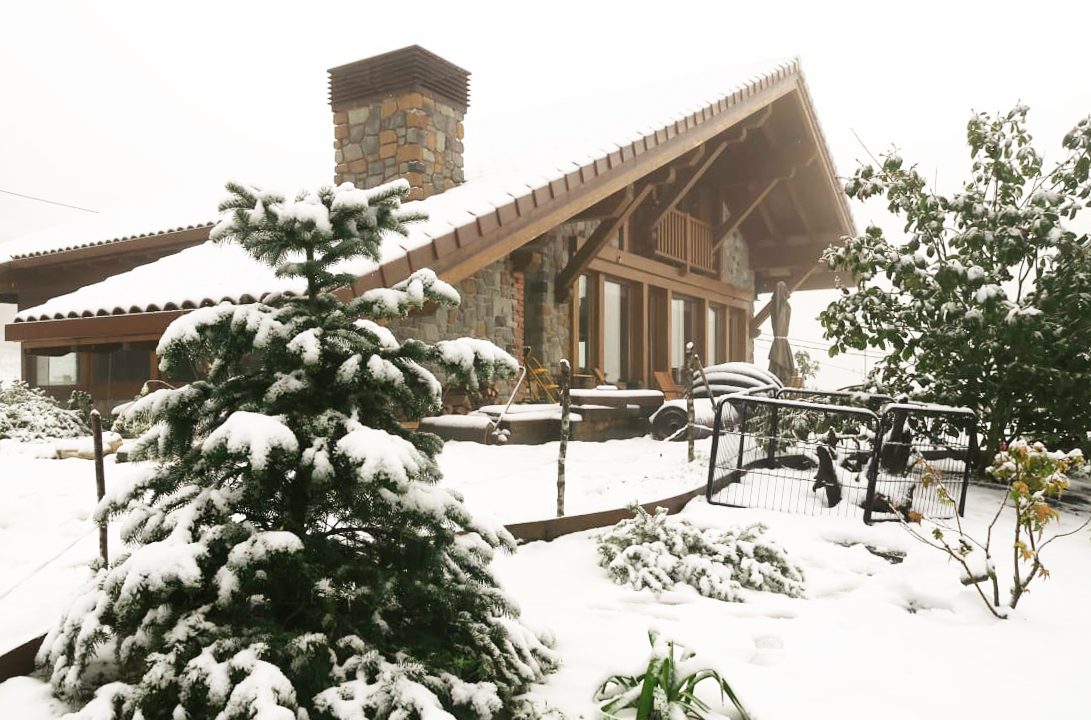 casa tarano chalet lujo madera sostenible vistas picos cerca cangas onis mountain views wooden sustainable luxury house asturias northern spain snow